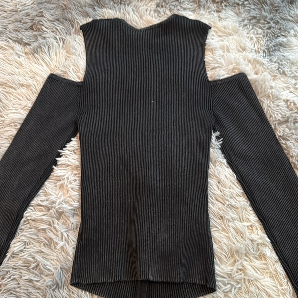 Zara ribbed cold shoulder cut out shirt - Picture 4 of 5